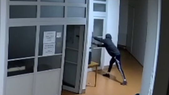 VIDEO: Zlodeji sa vlámali do ružinovského kostola, brali čo mohli. Nepoznáte ich?