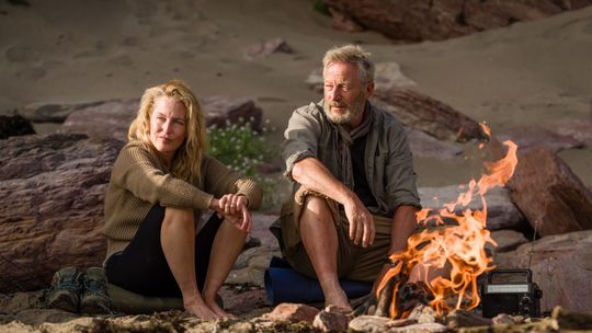 Raynor (Gillian Anderson) a Moth (Jason Isaacs)...