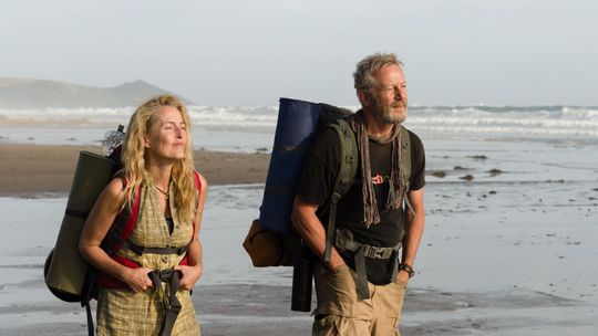 Manželia Raynor (Gillian Anderson) a Moth...