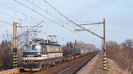 ilustracny zaber nakladneho vlaku 