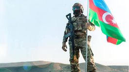 Azerbajdžanský vojak s vlajkou