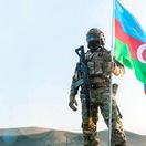 Azerbajdžanský vojak s vlajkou