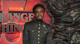 Herec Caleb McLaughlinna premiére piatej série Stranger Things.