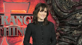 Herečka Winona Ryder v kreácii Yohji Yamamoto.