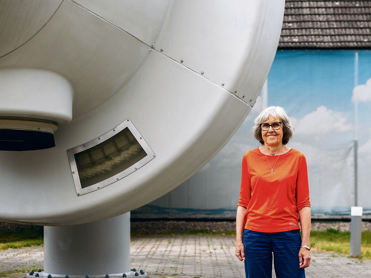 Kathleen Thopmson vedľa časti prvej turbíny...