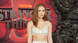 Sadie Sink prišla na premiéru v kreácii Prada. 