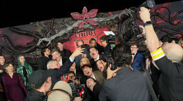 Ted Sarandos z Netflixu si robí selfie s hviezdami seriálu Stranger Things.