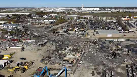 Počet obetí havárie nákladného lietadla pri Louisville v USA stúpol na 14