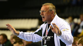 Po prehre poslal hráčov domov pešo, inokedy svoje opory zamkol v šatni. Legendárnemu trénerovi sa to prepieklo, lebo vyhrával