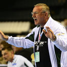 Po prehre poslal hráčov domov pešo, inokedy svoje opory zamkol v šatni. Legendárnemu trénerovi sa to prepieklo, lebo vyhrával