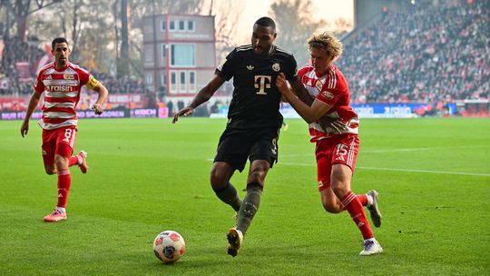 Bayern ratoval bod v hodine dvanástej. Remizoval aj Dortmund