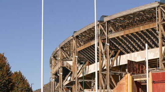 Majiteľ Neapola nazval štadión Diega Maradonu dierou. Kritikou šetril na všetky strany