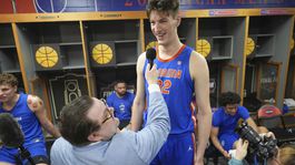 V škôlke mal 157 cm, v dvanástich už 213. Basketbalový zázrak debutoval v NCAA: Meria takmer 2,4 metra, nosí 57,5-palcové tenisky a smečuje zo stoja