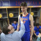 V škôlke mal 157 cm, v dvanástich už 213. Basketbalový zázrak debutoval v NCAA: Meria takmer 2,4 metra, nosí 57,5-palcové tenisky a smečuje zo stoja