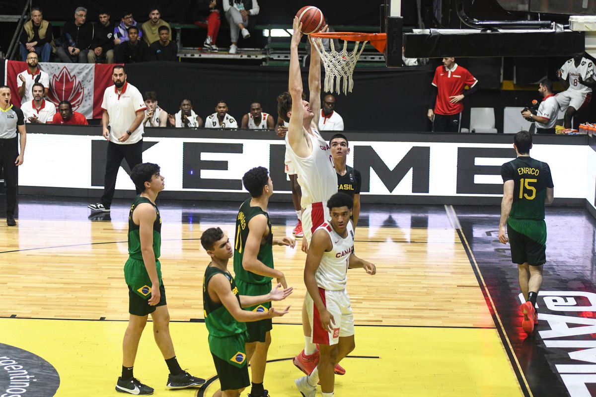 Takto smečuje Olivier Rioux.