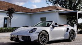 Porsche 911 Turbo S kabriolet už je hybrid