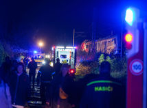 Pri Pezinku sa zrazili dva vlaky, 11 hospitalizovaných a desiatky zranených. Svedok: Bola to strašná rana. Fico zvolal mimoriadnu vládu