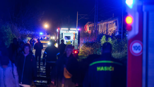 VIDEO: Autentické zábery, z ktorých mrazí. Takto vyzeral zásah v Pezinku po zrážke vlakov