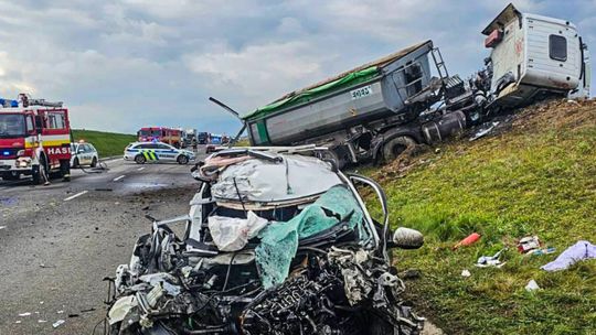 Pri Moldave nad Bodvou sa zrazil nákladiak s autom, cesta je uzavretá