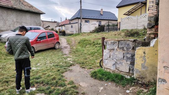 Rodinu šokoval výstrel, pred dverami si našli mŕtveho psa. Za vinu to dávajú starostovi