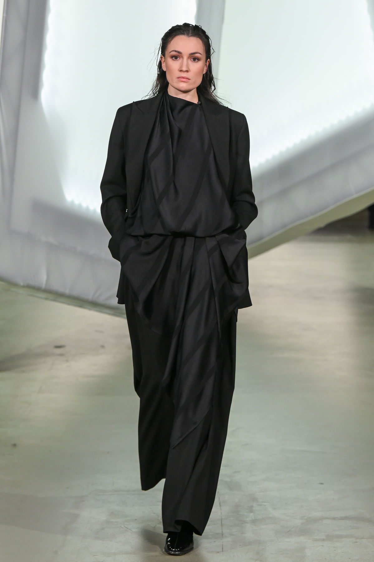 Modelka v kreácii od Andrey Pojezdálovej.