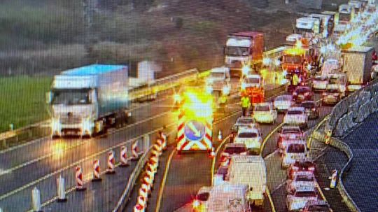 Kolaps na diaľnici D1 v smere do Bratislavy, autá uviazli na tri hodiny v 17 km kolóne