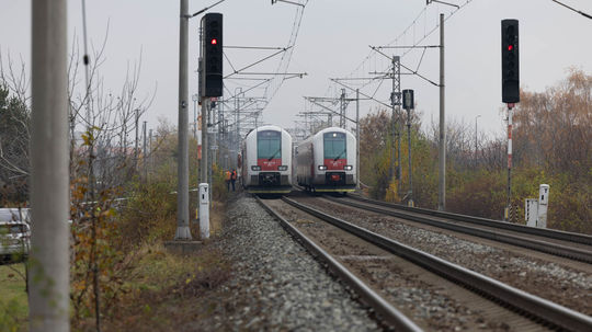 Havarované vlaky odstránili, poškodená časť koľaje zostáva mimo prevádzky