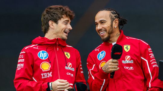 Viac jazdiť a menej rozprávať. Šéf Ferrari sa už hnevá, v podaní Hamiltona a Leclerca to vraj nemá úroveň