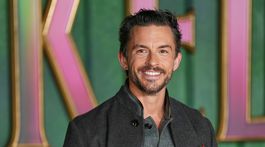 Herec Jonathan Bailey nechýbal na londýnskej...