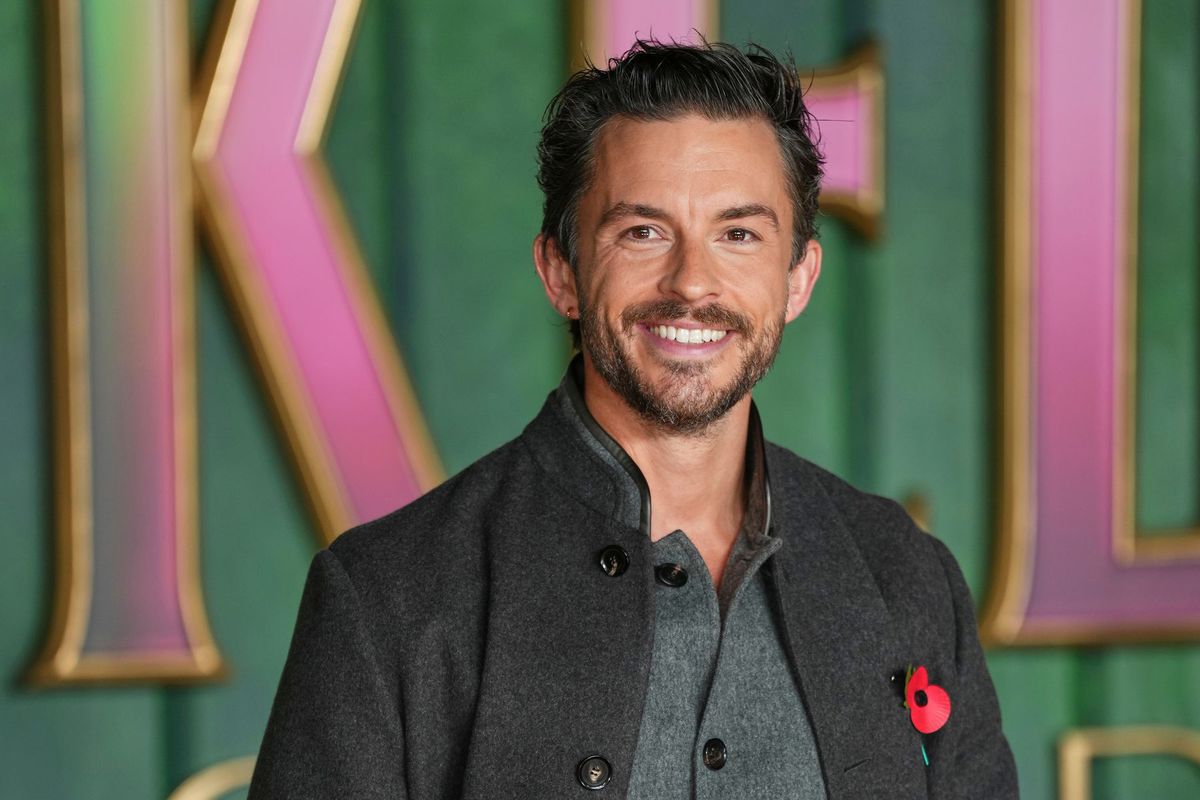 Herec Jonathan Bailey nechýbal na londýnskej...