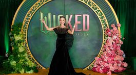 Herečka Michelle Yeoh v kreácii Self-Portrait.