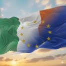 Írska vlajka a vlajka EU sa prelínajú - obrázok...