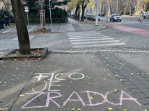 Žiak z Popradu vyvolal po celom Slovensku kriedovú vlnu odkazov Ficovi. Riaditeľka školy prehovorila