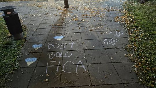 Žiak z Popradu vyvolal po celom Slovensku kriedovú vlnu odkazov Ficovi. Riaditeľka školy prehovorila