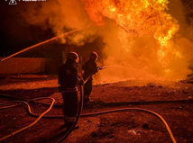 Odeskí hasiči likvidujú požiar, ktorý vznikol po ruskom útoku 11. novembra 2025