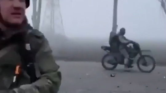 VIDEO: Ako prízraky, v štýle filmu Šialený Max. Pokrovsk zahalila hmla, Rusom pomohla vniknúť hlbšie do mesta