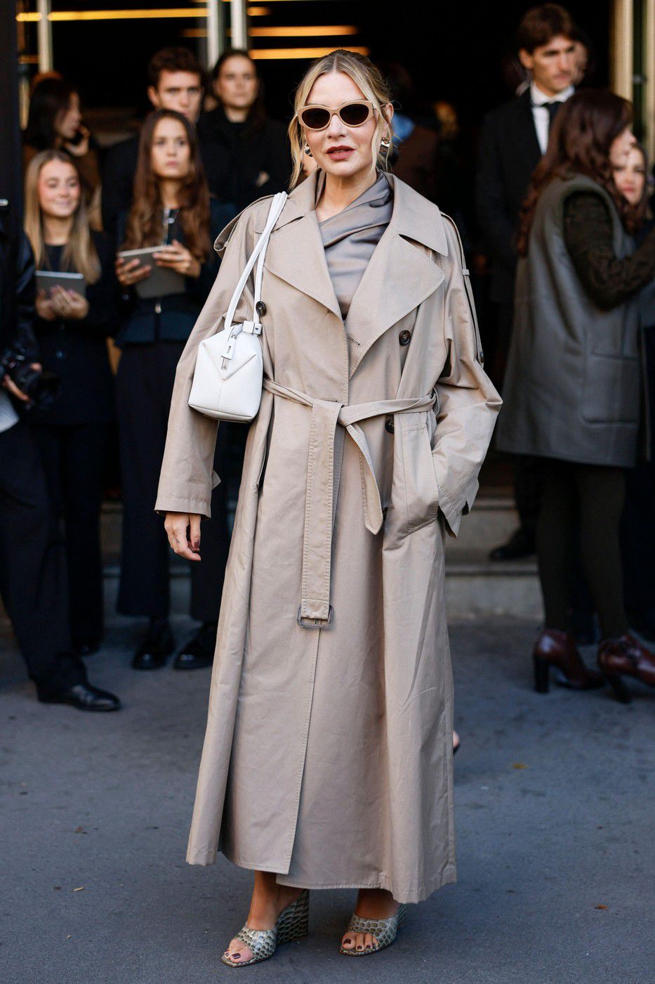 Veronica Ferrario prichádza na módnu prehliadku...