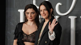 Eve Hewson (vľavo) a Riley Keough