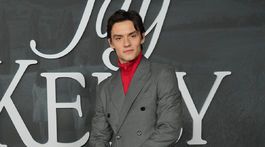 Herec Louis Partridge.