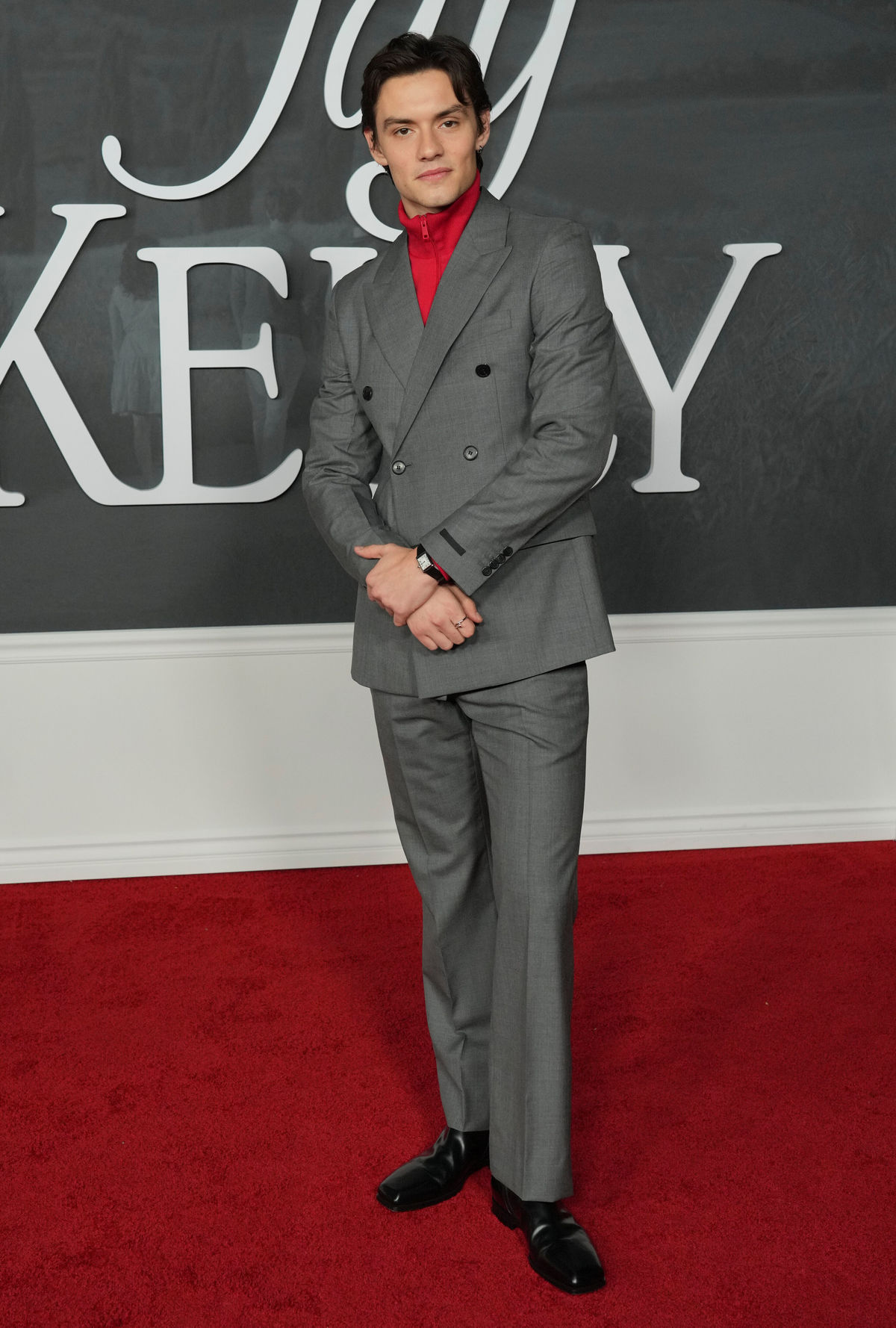 Herec Louis Partridge.