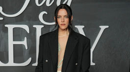 Herečka Riley Keough v kostýme z dielne značky Chanel. 