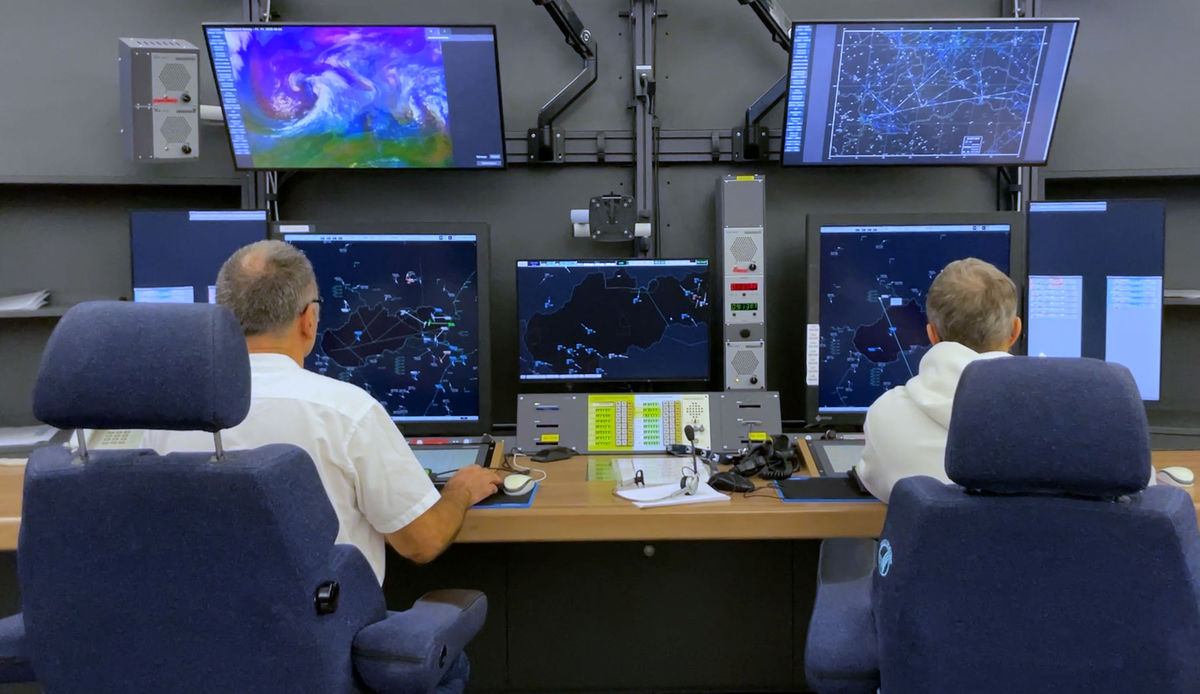 Na snímke letové prevádzkové služby a letový...