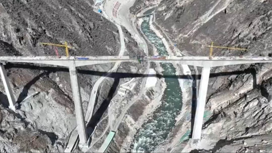 Pár mesiacov po otvorení sa v Čína čiastočne zrútil most