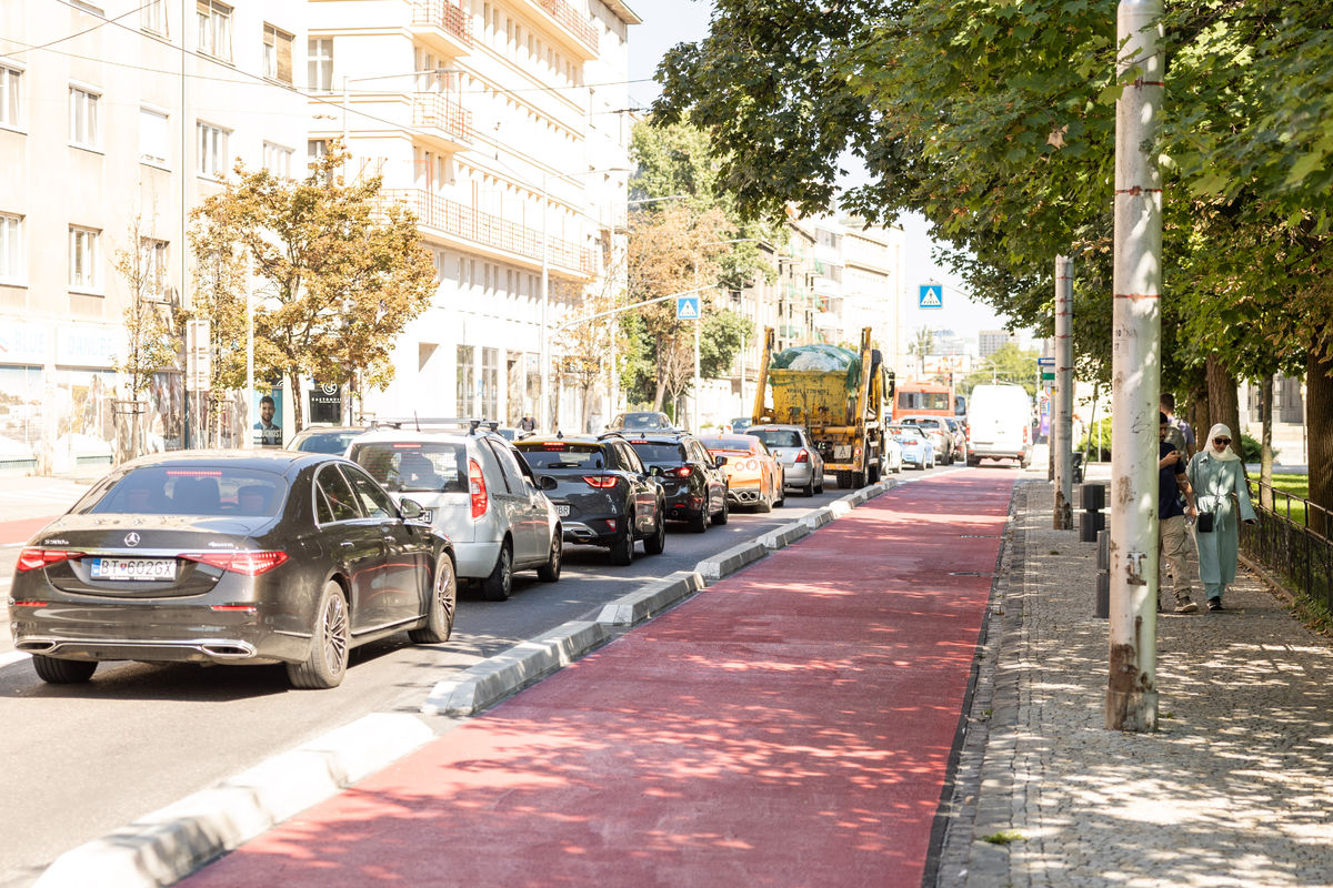 Na snímke z roku 2023 pôvodné betónové obrubníky.