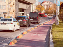 Nábrežie jazdný pruh pre cyklistov