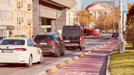 Mesiac od nových obrubníkov na Vajanského nábreží jazdia po cyklotrase dodávky. Bol to politický akt a vyhodené peniaze, vravia cyklisti