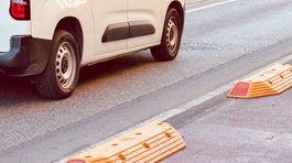 Na snímke z roku 2025 už nové plastové...