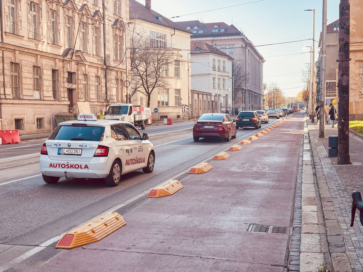 Na snímke z roku 2025 už nové plastové...