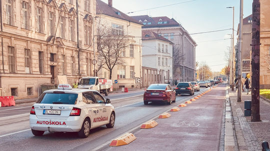 Na snímke z roku 2025 už nové plastové...