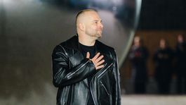 Dizajnér Marcel Holubec v závere svojej módnej prehliadky.